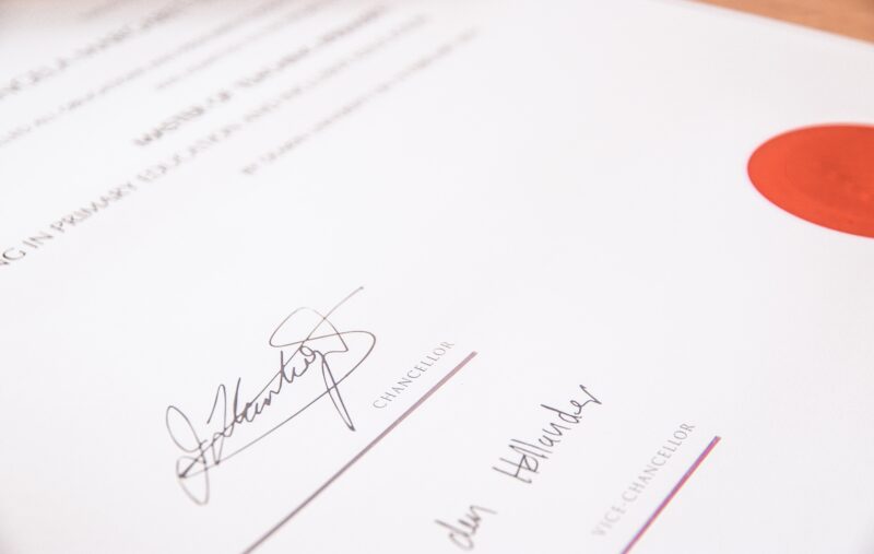 Firma de un documento de autenticidad